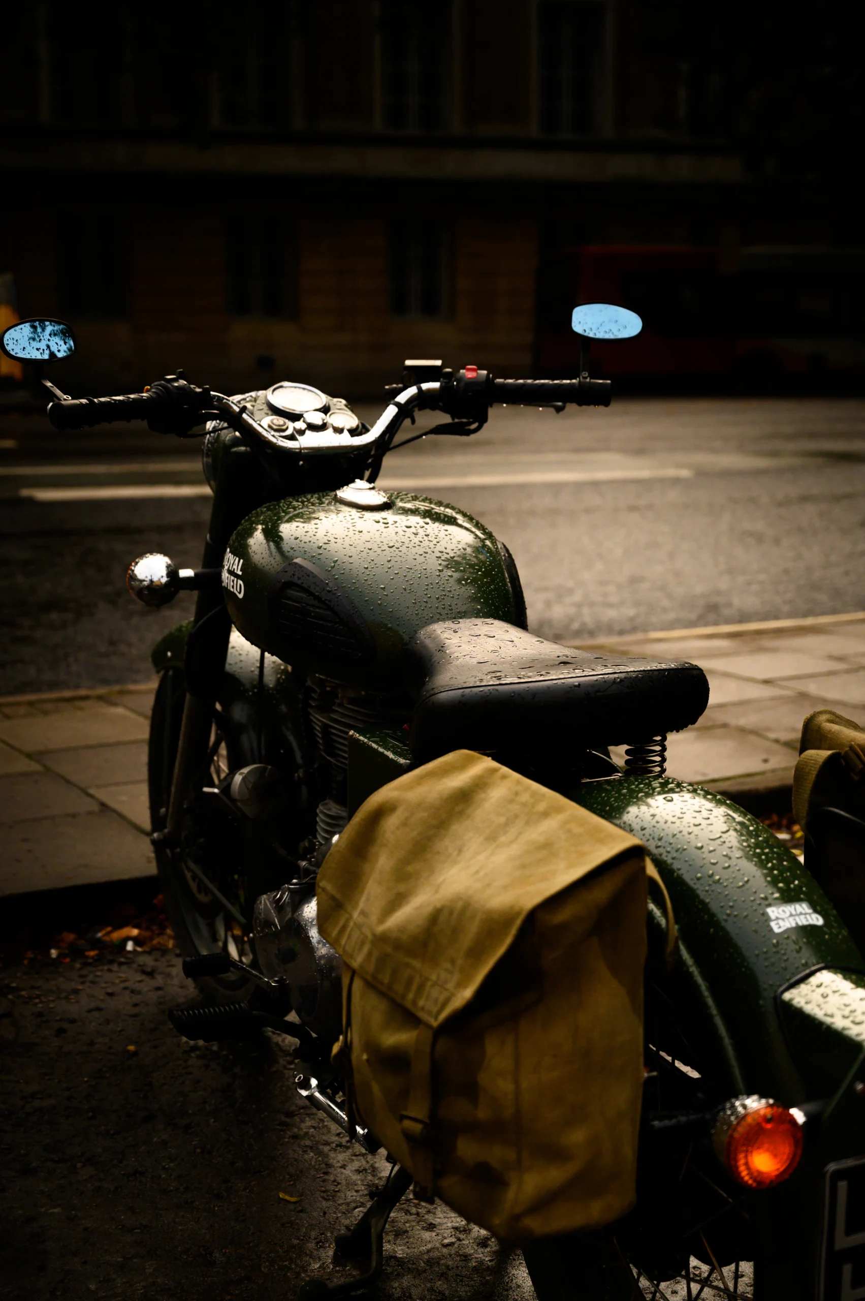 motorrijden in de regen of met een nat wegdek, hoe moet dat?